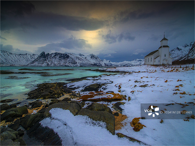 挪威北极地区金索亚的低潮和晨光。图片素材