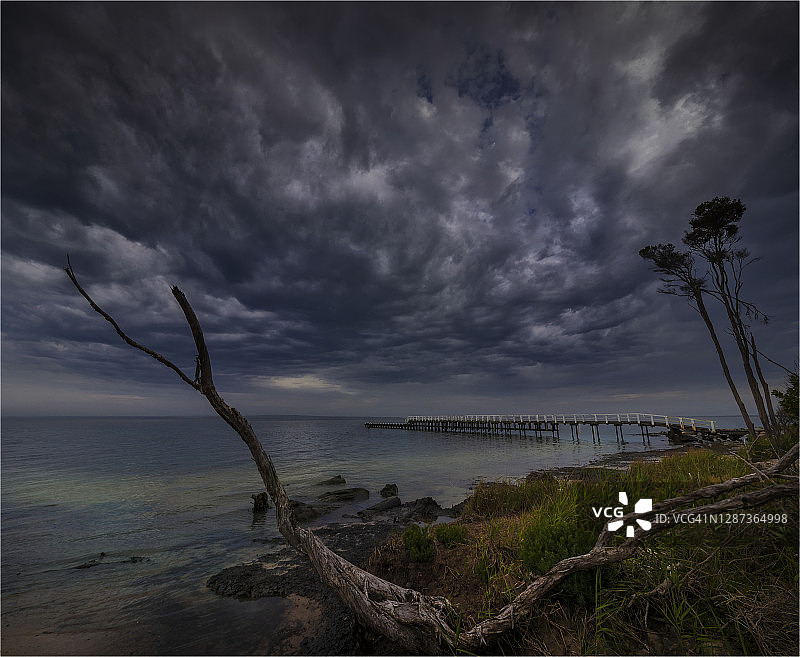 即将来临的晚春风暴，格兰特维尔，西港湾，澳大利亚维多利亚州图片素材