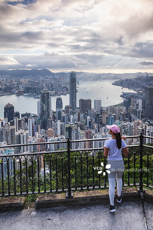香港维多利亚山顶的女子图片素材