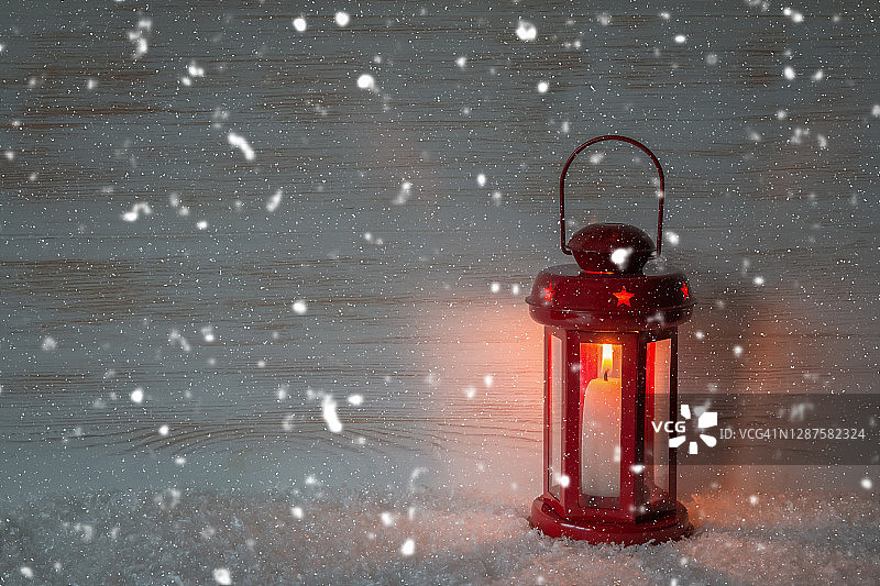 白雪皑皑的景象与红色灯笼在木制的背景图片素材
