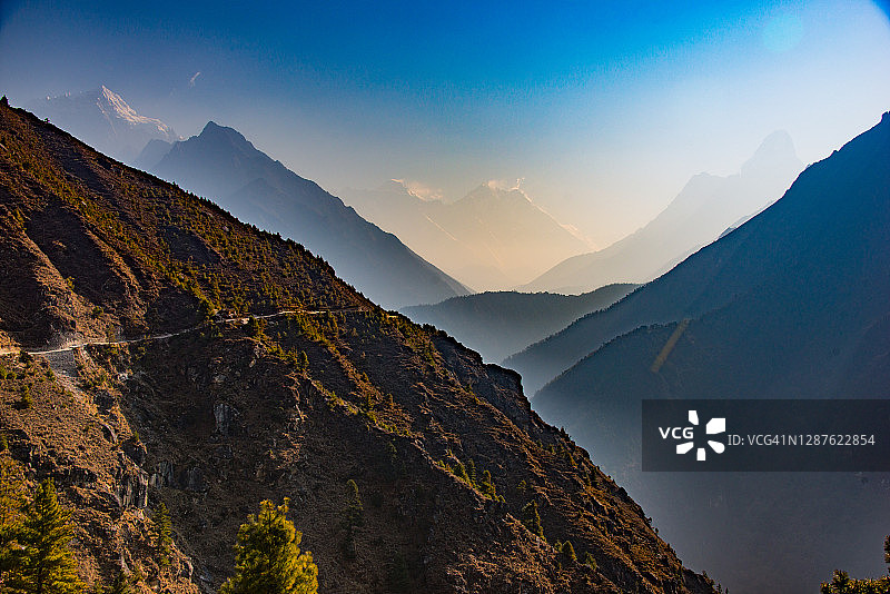 迷人的日出的珠穆朗玛峰，Lhotse，和Ama Dablam，从珠穆朗玛峰的观点，Namche集市，珠穆朗玛峰地区，尼泊尔图片素材