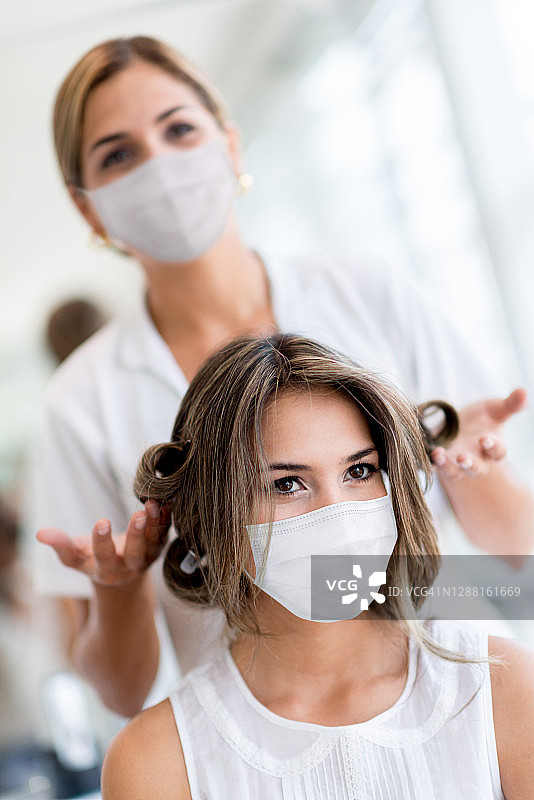 一个女人戴着面具在美发店做美容图片素材