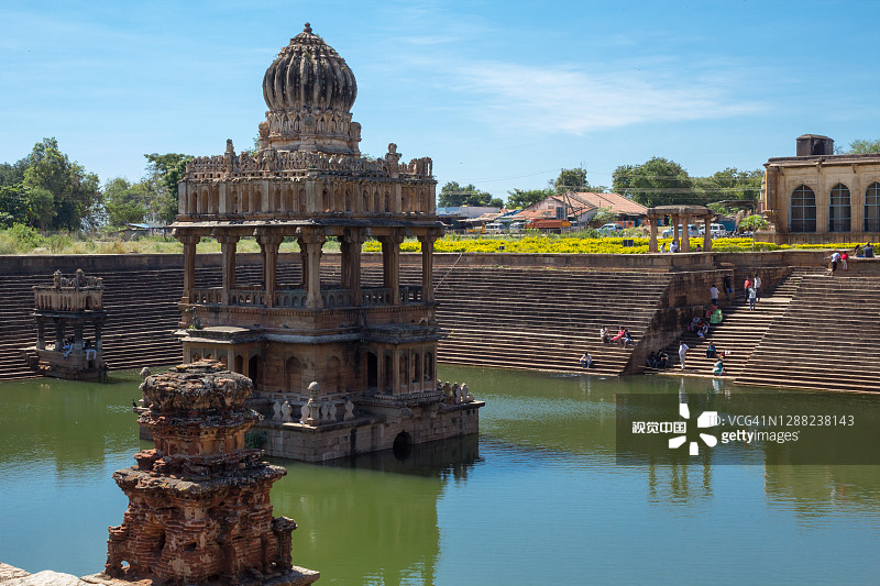 在印度卡纳塔克邦的Santhebennur，一座建于16世纪的圣水池或普什卡尼(Pushkarni)中央的古罗摩寺庙引人入胜。图片素材