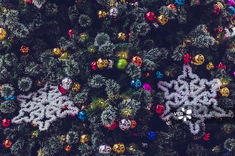 圣诞树上被照亮的圣诞装饰的完整画面图片素材