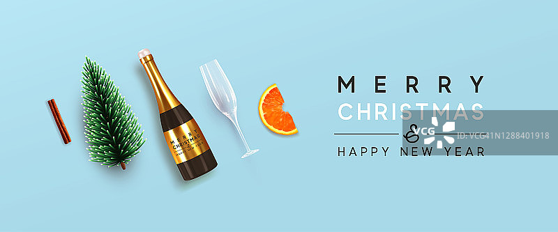 圣诞快乐，新年快乐。圣诞设计与现实的节日物品，瓶香槟酒与玻璃，装饰松树，肉桂和橙子片。圣诞节云杉图片素材