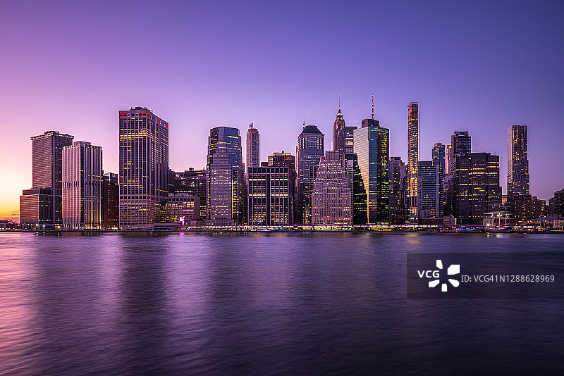 蓝色时光中的曼哈顿图片素材