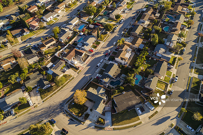 这是无人机拍摄的加州西米谷居民街道的鸟瞰图图片素材