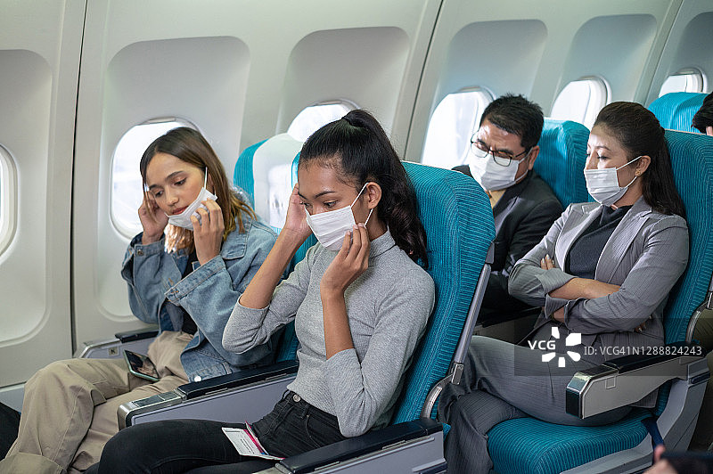 亚洲人在机场使用防护口罩。图片素材