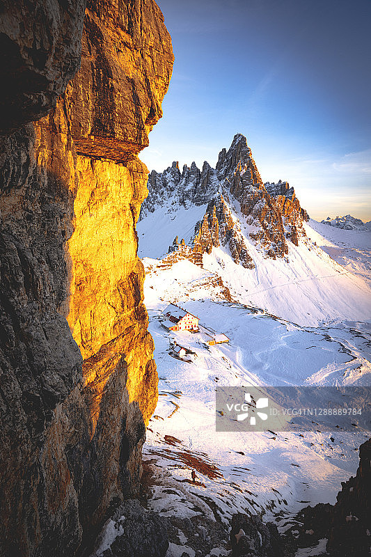 意大利Dolomites的Paterno山和Rifugio Locatelli山的日落图片素材
