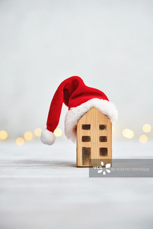 圣诞背景用小房子戴着圣诞老人的帽子图片素材