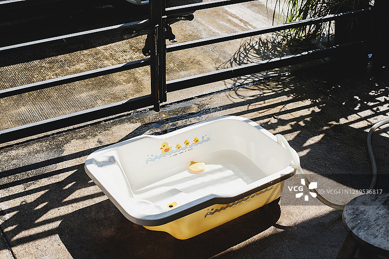高角度的婴儿浴缸对阳光图片素材