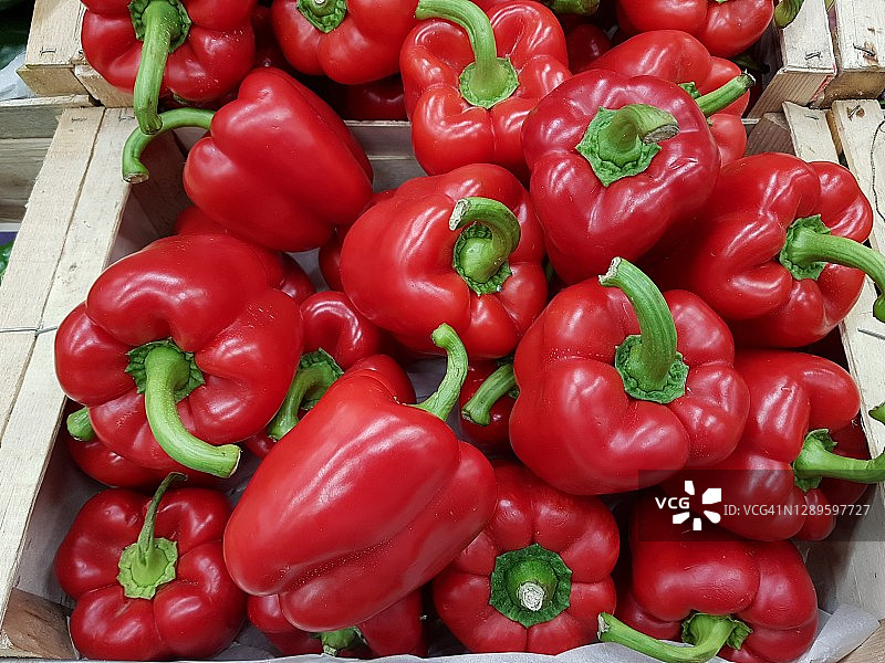 市场上成堆的红甜椒，全框图片素材