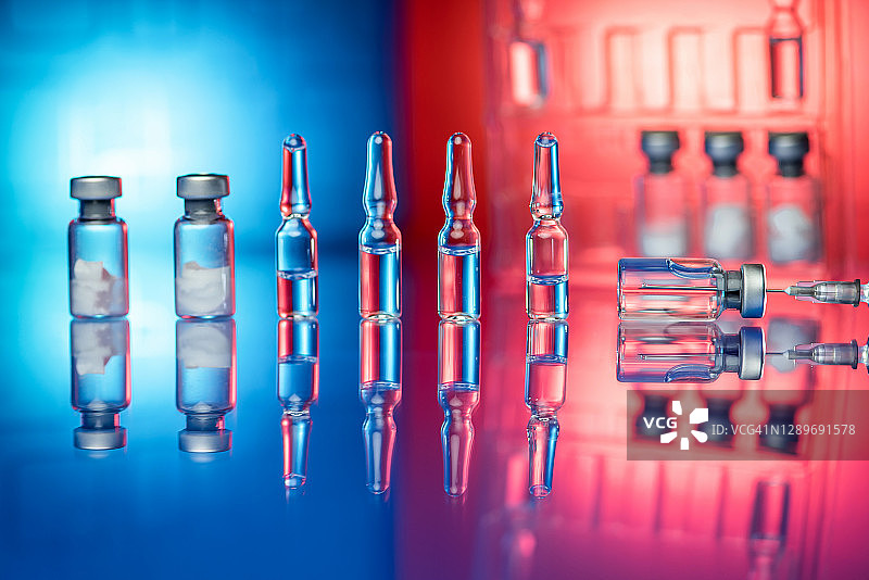 疫苗和注射器在实验室图片素材