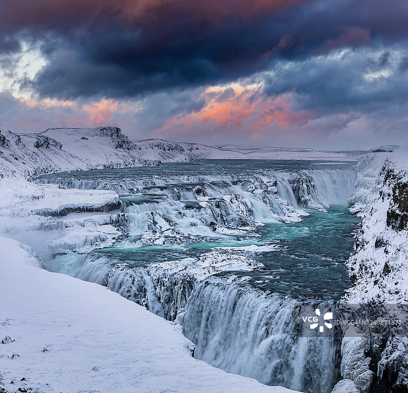 冰岛冬季日落时的海湾瀑布。图片素材