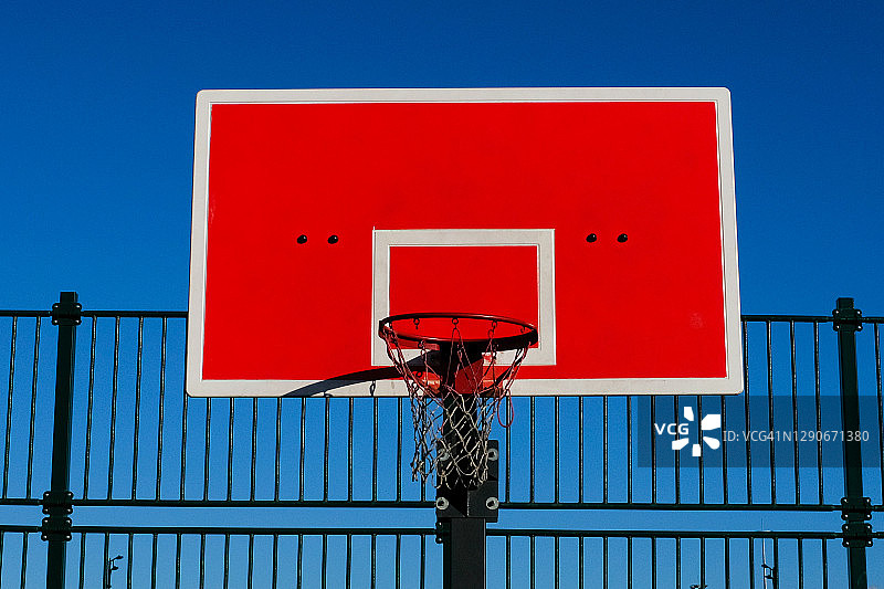 篮球盾带着篮子，背靠蓝天，在空旷的地方。论体育，论目标的实现。图片素材