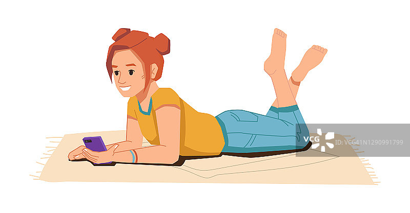 快乐的少女使用智能手机，躺在地板上的地毯上，平面卡通人物。矢量女学生手里拿着手机，女学生聊天，浏览或看电影的小工具图片素材