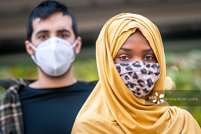 一名穆斯林妇女戴着头巾和面罩和她的丈夫摆姿势图片素材