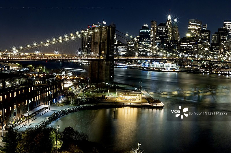 布鲁克林大桥和曼哈顿下城的夜晚灯火通明图片素材