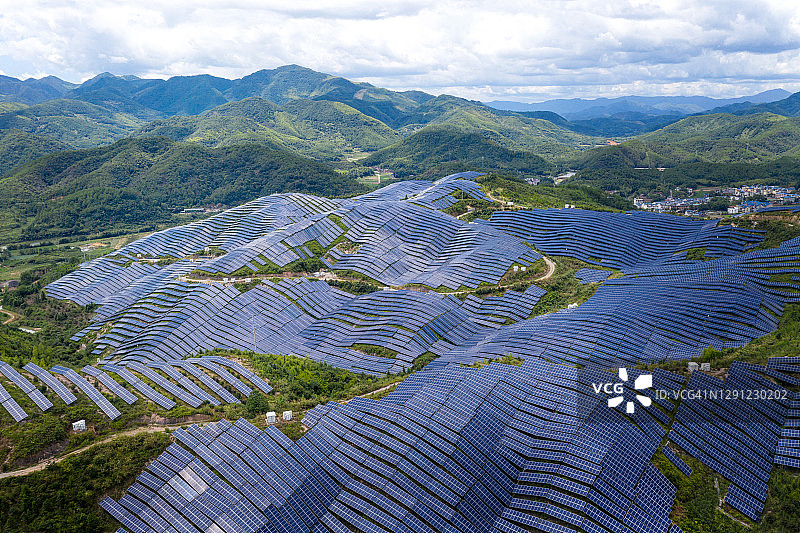 山上太阳能发电厂鸟瞰图图片素材