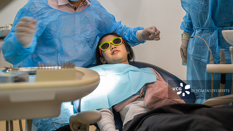 亚洲女孩正在与牙医预约图片素材