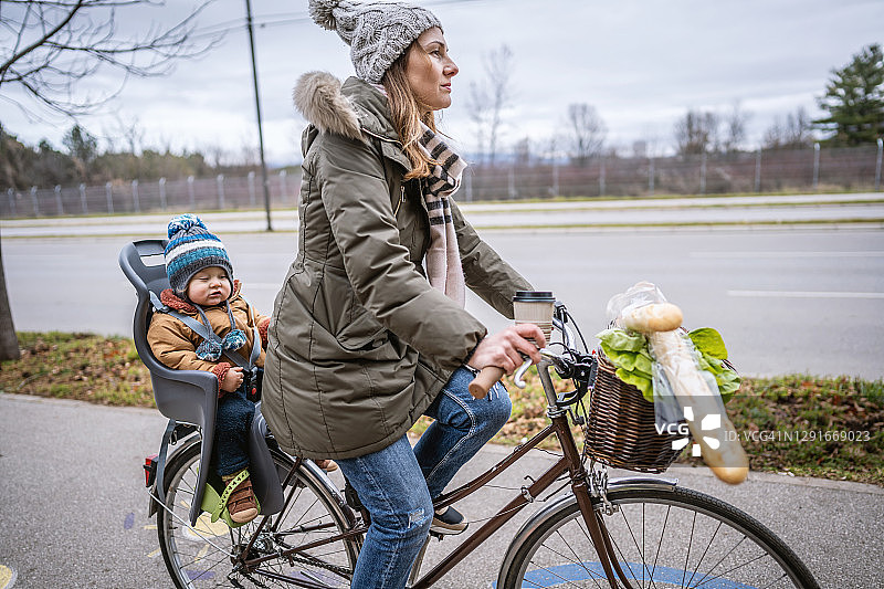 妈妈和她的孩子在户外骑自行车图片素材