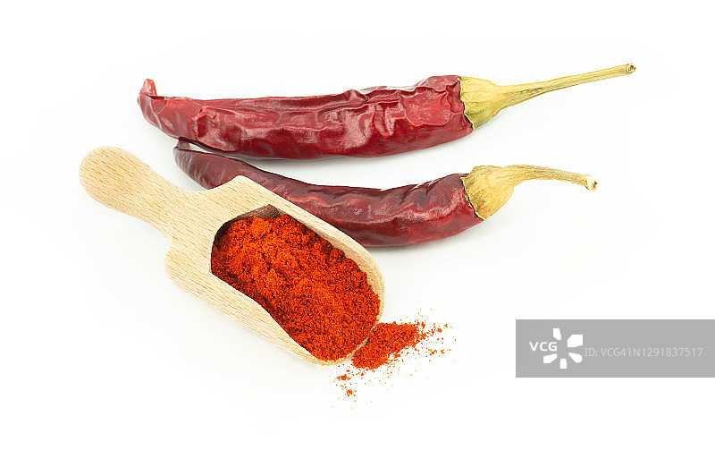 木勺辣椒粉与干红辣椒分离在白色背景上图片素材