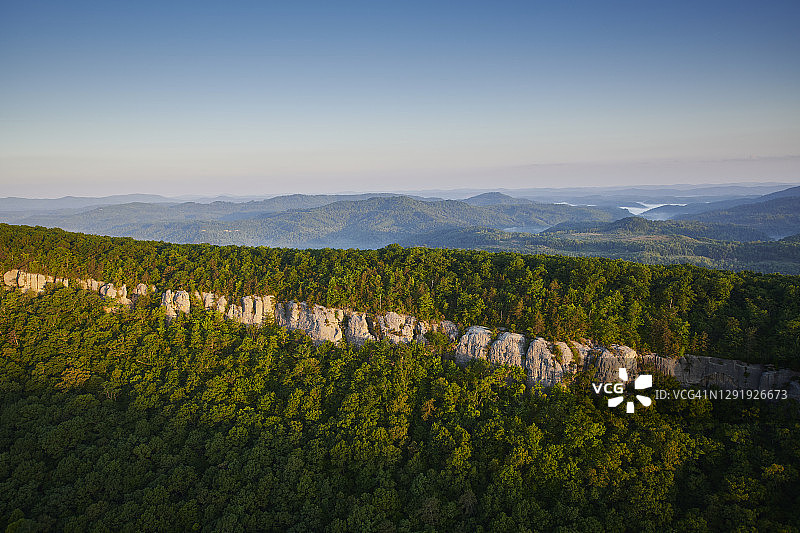 鸟瞰图的森林悬崖在阿巴拉契亚黎明图片素材