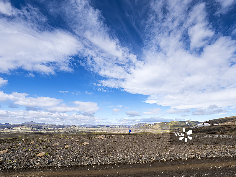 冰岛拉卡加，人们在陆地上对着天空探索图片素材