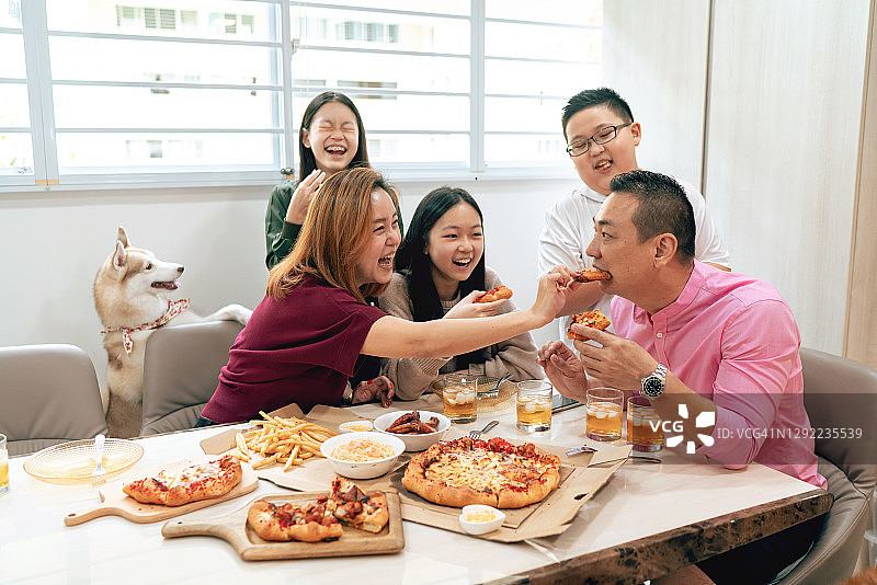 亚洲家庭在一起吃饭图片素材