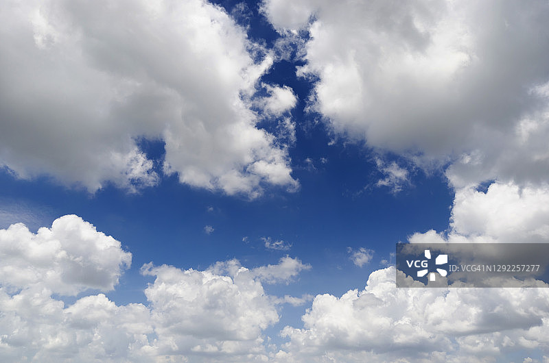 美丽的蓝天和白色蓬松的云地平线户外为背景。图片素材
