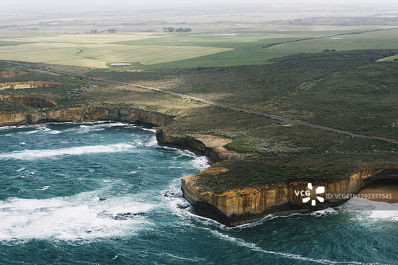 鸟瞰图沿着大洋之路，澳大利亚的海岸线图片素材