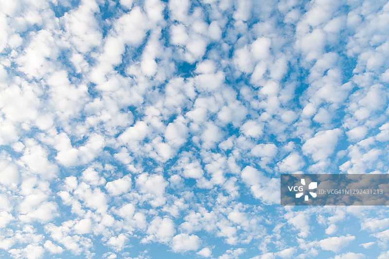天空覆盖着白云图片素材