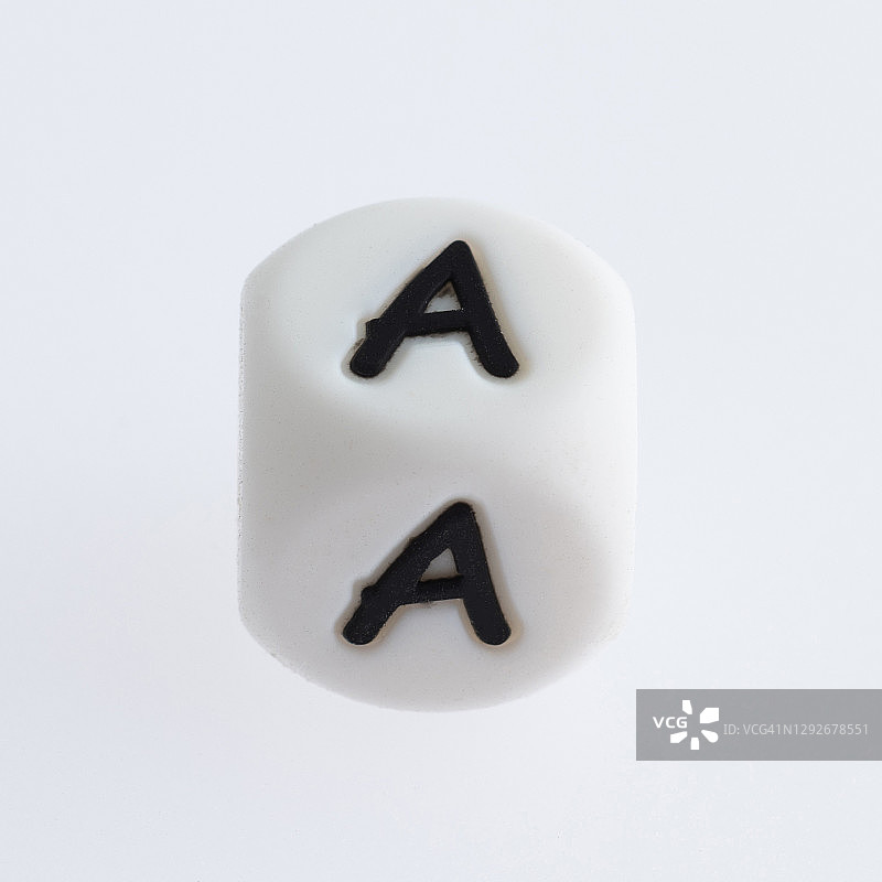 骰子与字母A在白色的背景图片素材