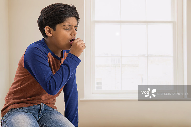 一个在家里咳嗽的小男孩的肖像。(儿童)图片素材