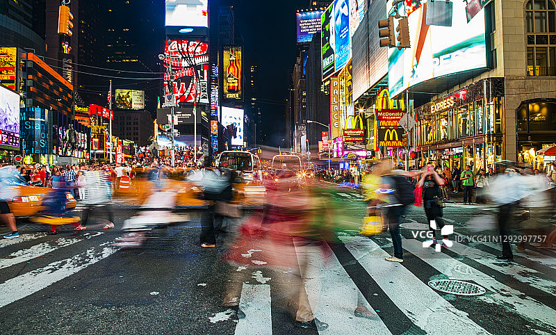 在美国纽约时代广场的十字路口，长时间暴露在行人面前图片素材