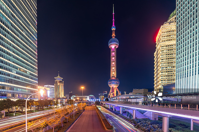 上海金融区夜间灯火通明的交通轻轨和摩天大楼图片素材