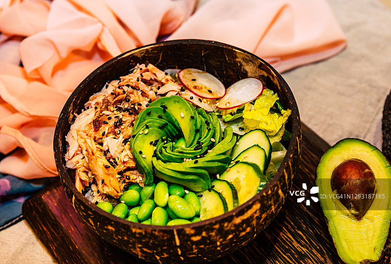 健康佛碗午餐含有蛋白质，菠菜，鳄梨，羽衣甘蓝，花椰菜，豆类和种子图片素材