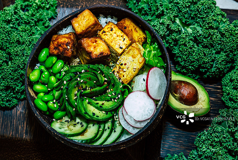 健康佛碗午餐含有蛋白质，菠菜，鳄梨，羽衣甘蓝，花椰菜，豆类和种子图片素材