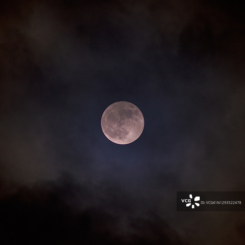 满月“蓝月亮”透过云层图片素材