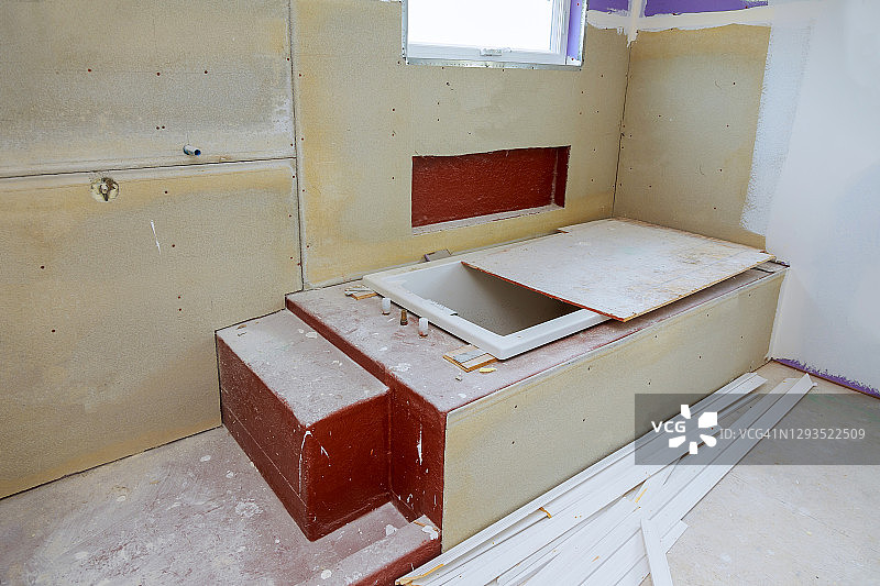 浴室内饰浴缸内饰石膏板准备在新家铺瓷砖图片素材