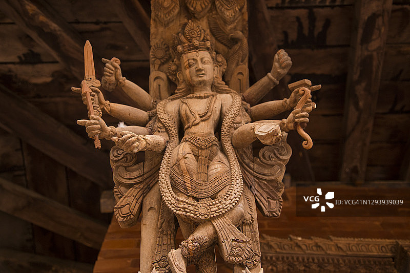 在尼泊尔加德满都的昌古纳拉扬寺庙外，一个描绘印度教神/女神和密宗人物的华丽木雕的特写。图片素材
