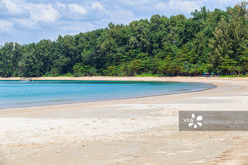 美丽的安达曼海和巴东海滩的白色沙滩。图片素材