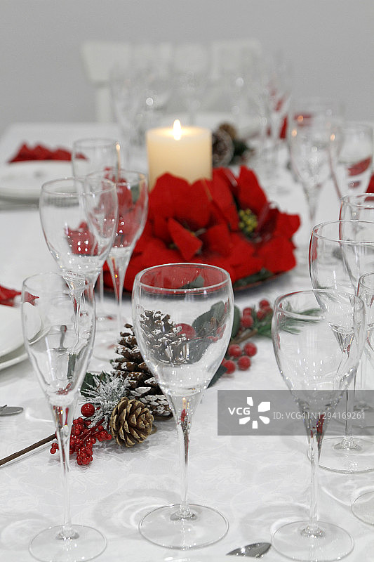 圣诞餐桌上的餐具和装饰品图片素材