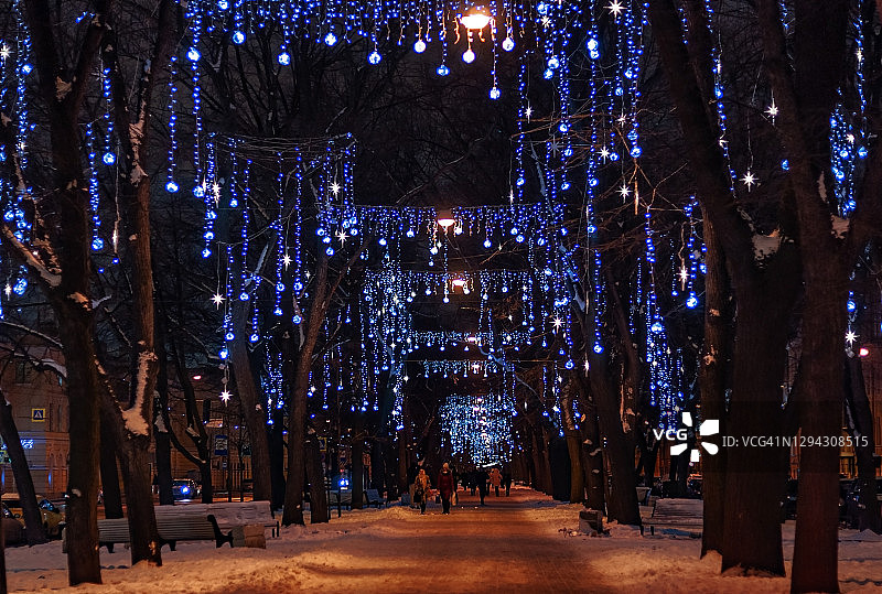 俄罗斯圣彼得堡市中心的节日灯饰图片素材