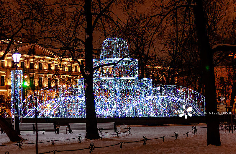 俄罗斯圣彼得堡市中心的发光喷泉图片素材
