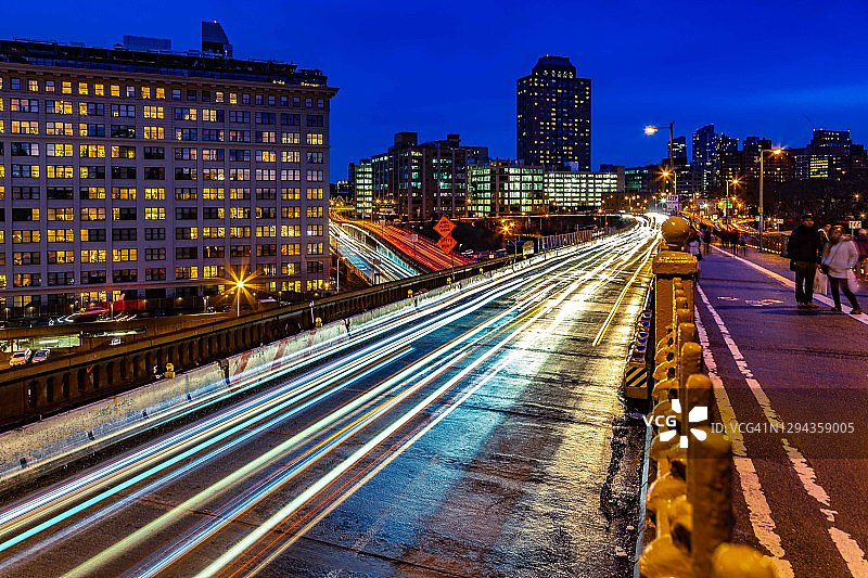 布鲁克林大桥上的夜间交通图片素材