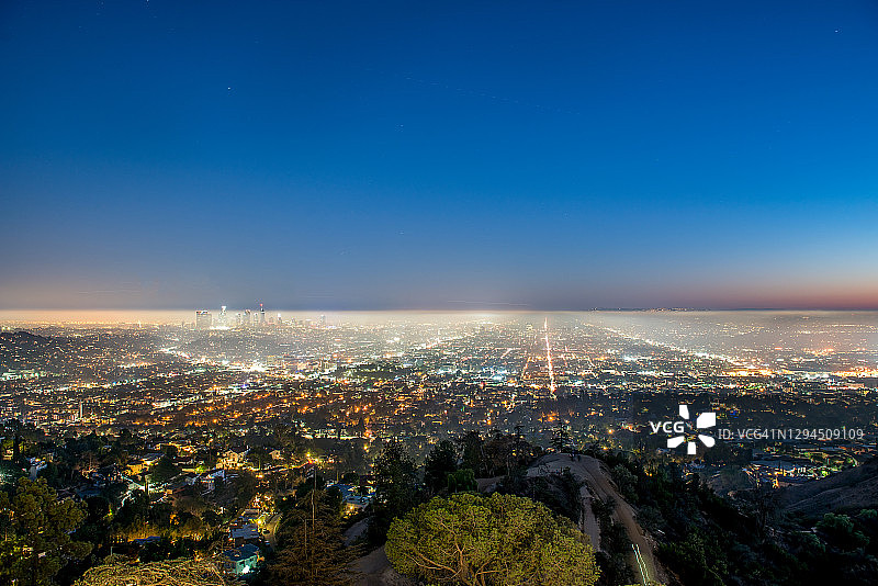 美国加州，洛杉矶，雾中的飞机点图片素材