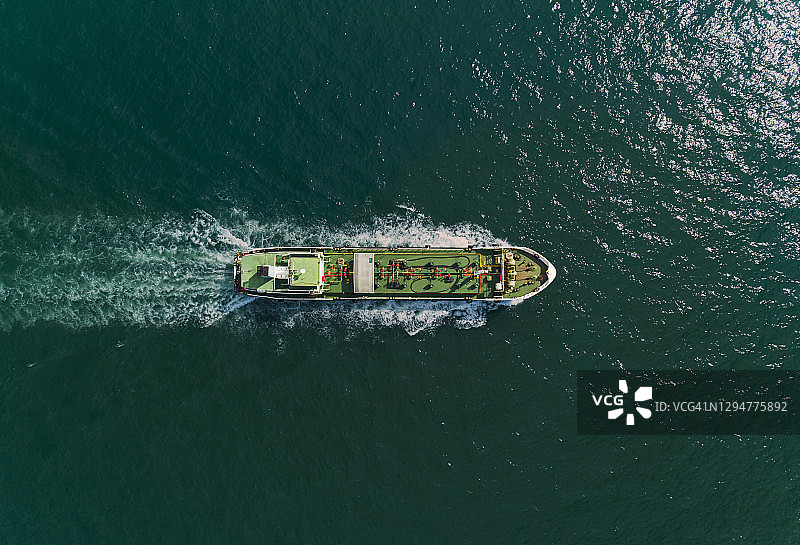 航拍俯视图油船在海上从炼油厂运输石油。图片素材