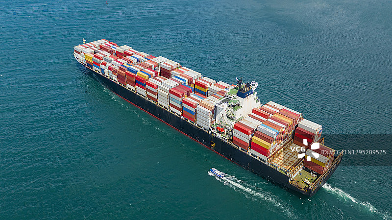 鸟瞰图集装箱货轮全载货集装箱在海上的商业物流，进出口，航运或货运。图片素材