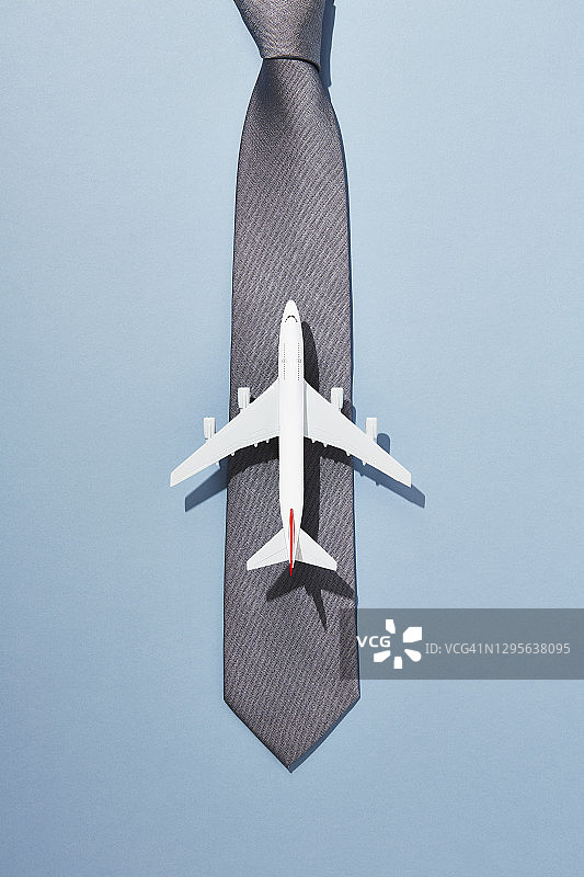 用商务领带制作的飞机在跑道上的俯视视图图片素材